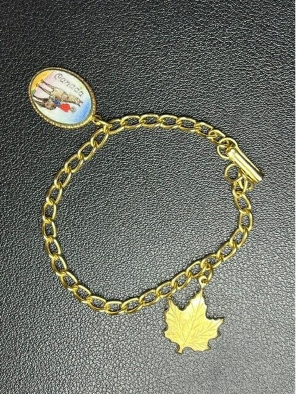 B7351 Vintage Gold Tone Canada Czechoslovakia Charm Bracelet Maple Leaf 7"
